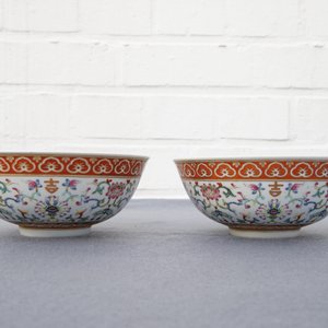 Een paar Chinese famille rose kommen met floraal decor, Daoguang merk en periode — foto 11