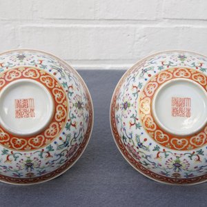 Een paar Chinese famille rose kommen met floraal decor, Daoguang merk en periode — foto 12