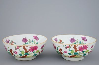 Een paar Chinese famille rose kommen met floraal decor, Qianlong, 18e eeuw