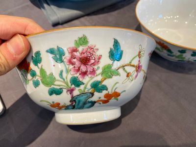 Een paar Chinese famille rose kommen met floraal decor, Qianlong merk en periode — foto 2