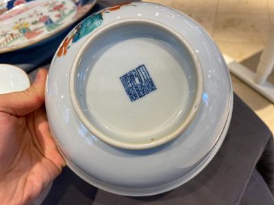 Een paar Chinese famille rose kommen met floraal decor, Qianlong merk en periode — foto 6