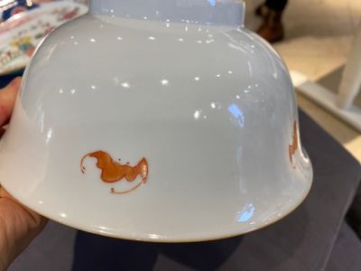 Een paar Chinese famille rose kommen met floraal decor, Qianlong merk en periode — foto 7