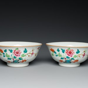 Een paar Chinese famille rose kommen met floraal decor, Qianlong merk en periode — foto 1