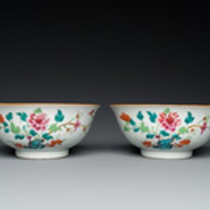 Een paar Chinese famille rose kommen met floraal decor, Qianlong merk en periode — foto 2