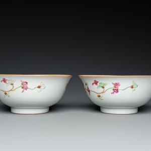 Een paar Chinese famille rose kommen met floraal decor, Qianlong merk en periode — foto 3
