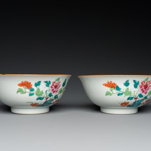 Een paar Chinese famille rose kommen met floraal decor, Qianlong merk en periode — foto 5