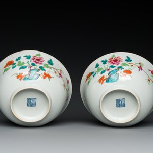 Een paar Chinese famille rose kommen met floraal decor, Qianlong merk en periode — foto 7
