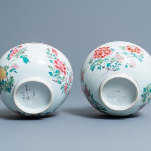 Een paar Chinese famille rose kommen met floraal decor, Yongzheng — foto 7