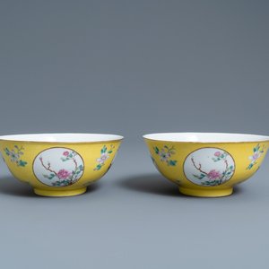 Een paar Chinese famille rose kommen met gele sgraffito fond, Guangxu merk en periode — foto 1