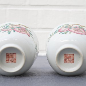 Een paar Chinese famille rose kommen met granaatappels, Daoguang merk, 19/20e eeuw — foto 10