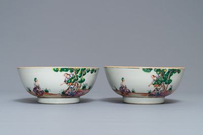 Een paar Chinese famille rose kommen met kersenplukkers, Qianlong