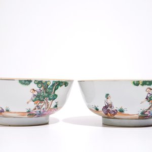 Een paar Chinese famille rose kommen met kersenplukkers, Qianlong — foto 1