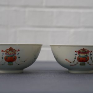 Een paar Chinese famille rose kommen met lantaarndecor, Daoguang merk en periode — foto 15