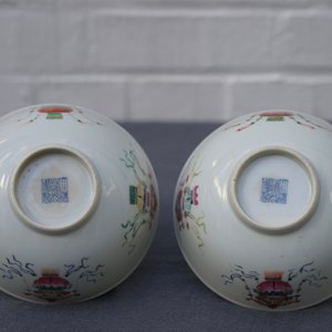 Een paar Chinese famille rose kommen met lantaarndecor, Daoguang merk en periode — foto 17