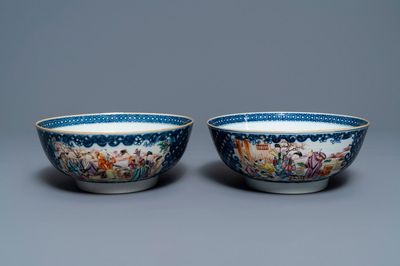 Een paar Chinese famille rose kommen met mandarijns decor, Qianlong