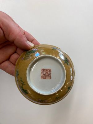 Een paar Chinese famille rose kommen met sprinkhanen op café-au-lait fondkleur, Daoguang merk en periode — foto 3