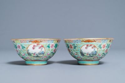 Een paar Chinese famille rose kommen met turquoise fondkleur, Republiek, 20e eeuw