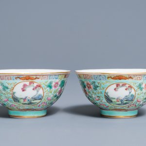 Een paar Chinese famille rose kommen met turquoise fondkleur, Republiek, 20e eeuw — foto 6
