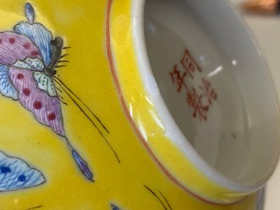 Een paar Chinese famille rose kommen met vlinders op gele fondkleur, Tongzhi merk en periode — foto 11