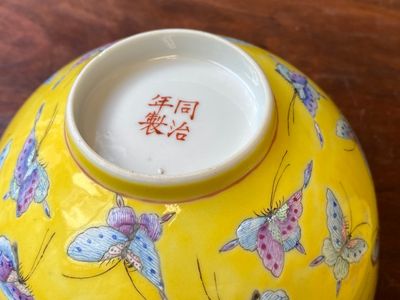 Een paar Chinese famille rose kommen met vlinders op gele fondkleur, Tongzhi merk en periode — foto 7