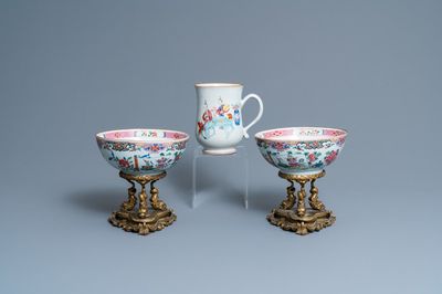 Een paar Chinese famille rose kommen op vergulde bronzen voet en een pul met mandarijns decor, Qianlong
