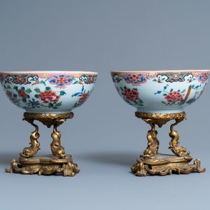 Een paar Chinese famille rose kommen op vergulde bronzen voet en een pul met mandarijns decor, Qianlong — foto 3
