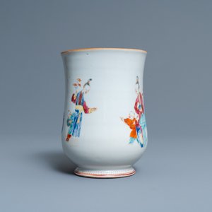 Een paar Chinese famille rose kommen op vergulde bronzen voet en een pul met mandarijns decor, Qianlong — foto 9