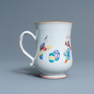 Een paar Chinese famille rose kommen op vergulde bronzen voet en een pul met mandarijns decor, Qianlong — foto 10