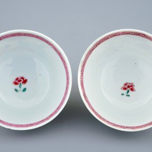 Een paar Chinese famille rose kop en schotels met fazanten, Yongzheng, 1723-1735 — foto 4