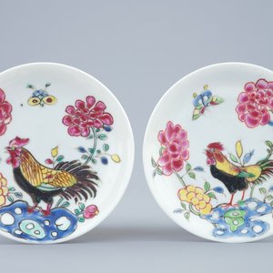 Een paar Chinese famille rose kop en schotels met hanen, Yongzheng, 1723-1735 — foto 2
