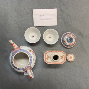Een paar Chinese famille rose koppen en schotels, een Amsterdams bont theepot en een theebus, Kangxi/Qianlong — foto 18
