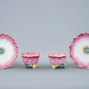 Een paar Chinese famille rose koppen en schotels in lotusvorm, Yongzheng, 1723-1735 — foto 1
