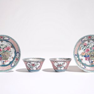 Een paar Chinese famille rose koppen en schotels met een kat bij een bloemenmand, Yongzheng — foto 1