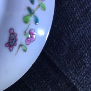 Een paar Chinese famille rose koppen en schotels met een kat bij een bloemenmand, Yongzheng — foto 11