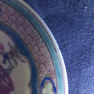 Een paar Chinese famille rose koppen en schotels met een kat bij een bloemenmand, Yongzheng — foto 12