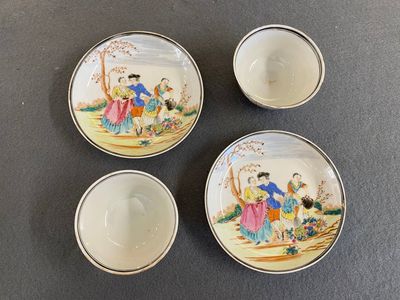 Een paar Chinese famille rose koppen en schotels met Europees decor, Qianlong — foto 1