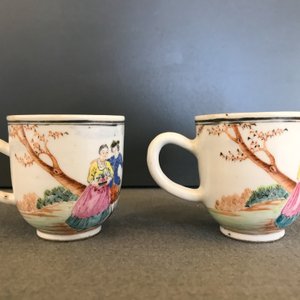 Een paar Chinese famille rose koppen en schotels met Europees decor, Qianlong — foto 13