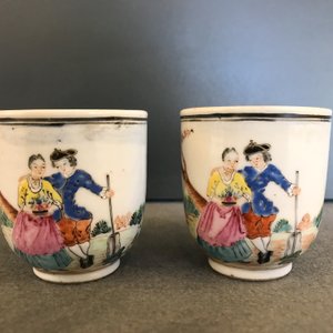 Een paar Chinese famille rose koppen en schotels met Europees decor, Qianlong — foto 14
