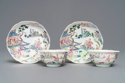 Een paar Chinese famille rose koppen en schotels met figuren in een landschap, Yongzheng