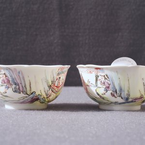 Een paar Chinese famille rose koppen en schotels met figuren in een landschap, Yongzheng — foto 14