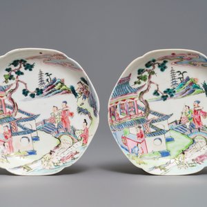 Een paar Chinese famille rose koppen en schotels met figuren in een landschap, Yongzheng — foto 2