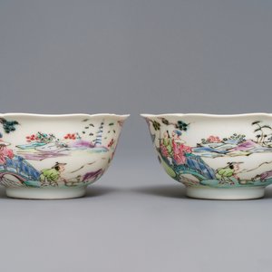 Een paar Chinese famille rose koppen en schotels met figuren in een landschap, Yongzheng — foto 5