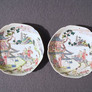 Een paar Chinese famille rose koppen en schotels met figuren in een landschap, Yongzheng — foto 10