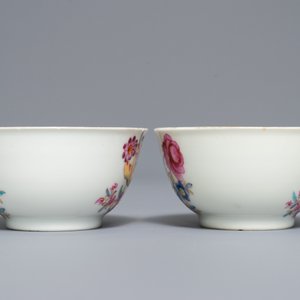 Een paar Chinese famille rose koppen en schotels met fijn floraal decor, Qianlong — foto 5