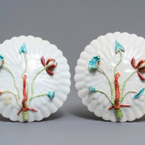 Een paar Chinese famille rose koppen en schotels met hanen en floraal reliëfdecor, Yongzheng — foto 3