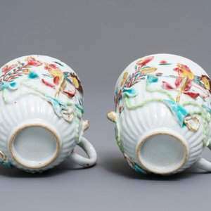 Een paar Chinese famille rose koppen en schotels met hanen en floraal reliëfdecor, Yongzheng — foto 9