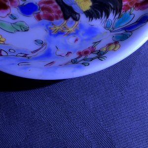 Een paar Chinese famille rose koppen en schotels met hanen, Yongzheng/Qianlong — foto 15
