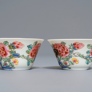 Een paar Chinese famille rose koppen en schotels met hanen, Yongzheng/Qianlong — foto 5