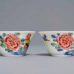 Een paar Chinese famille rose koppen en schotels met hanen, Yongzheng/Qianlong — foto 7