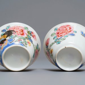 Een paar Chinese famille rose koppen en schotels met hanen, Yongzheng/Qianlong — foto 9